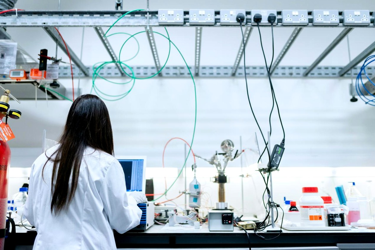 Frontis concesionario con branding